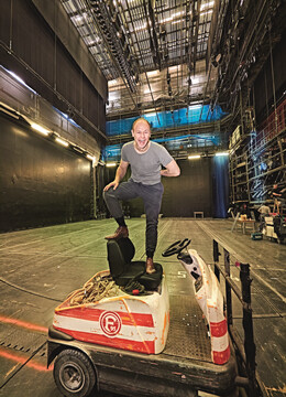 Obisike Das Herz Einer Lowin Choreografisches Theater Mit Und Uber Mutige N Madchen D Haus Dusseldorfer Schauspielhaus Junges Schauspiel Stadt Kollektiv